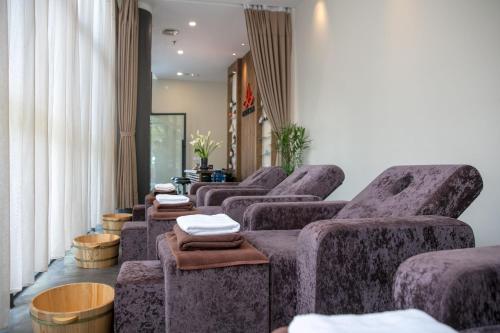 a row of couches in a waiting room at Pao's Sapa Leisure Hotel in Sa Pa