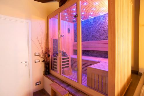 リオルナートにあるB&B La Torrettaの紫色の照明が付く大きな窓が備わる客室です。