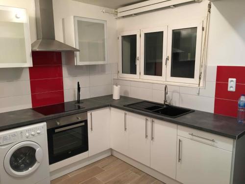 バニューにあるAppartement tout confort à 10 minutes de parisのシンクと洗濯機付きのキッチン