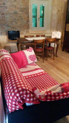 ein Wohnzimmer mit einem Sofa und einem Tisch in der Unterkunft Laghi d'Insubria in Albizzate