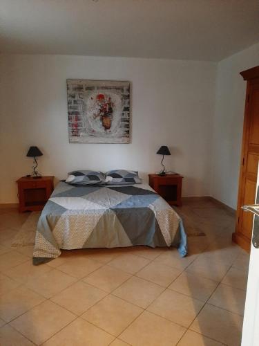 1 dormitorio con 1 cama y 2 lámparas en 2 mesas en Villa Giuseppina, en Bonifacio