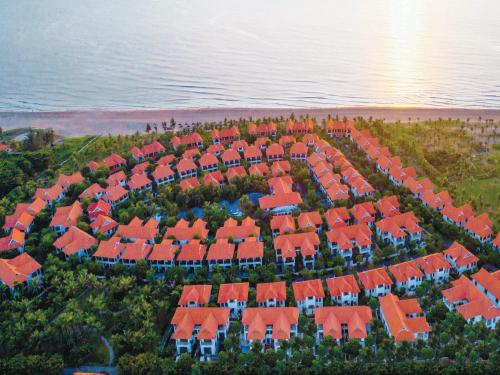 eine Luftansicht einer Gruppe von Häusern mit roten Dächern in der Unterkunft Furama Villas Danang in Đà Nẵng