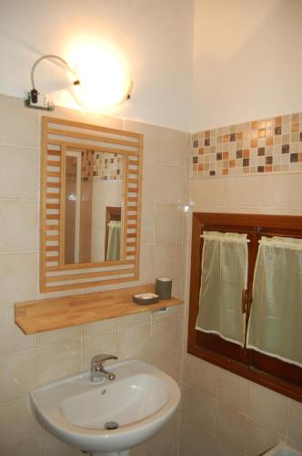 a bathroom with a sink and a mirror at Laghi d'Insubria in Albizzate