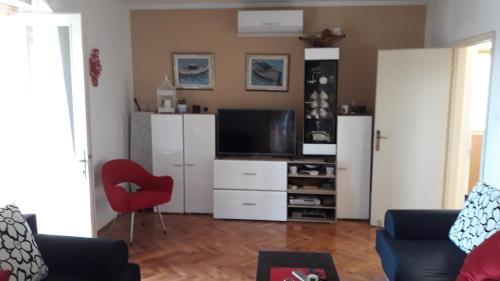 Телевизор и/или развлекательный центр в VESNA - your best choice - 80 m from beach