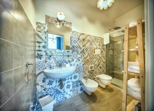 a bathroom with a sink and a toilet at La stanza dell'angolo in Maratea