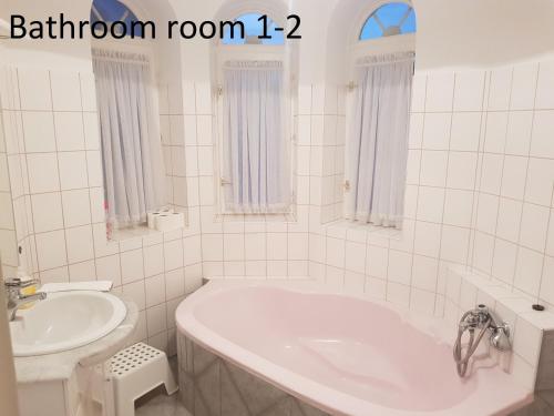 Kúpeľňa v ubytovaní Zoli Apartmanok-Zoli Kölcsey 19 Villa