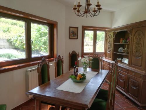 a dining room table with a bowl of fruit on it at Quinta do Retiro in Felgar
