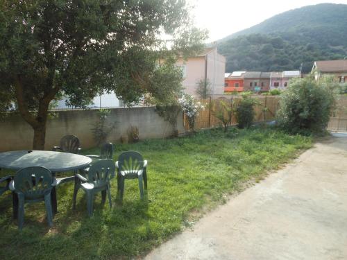a table and chairs sitting in a yard at La Rosa dei Venti in Teulada