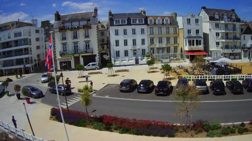 a city with cars parked in a parking lot at La Grève du Portrieux in Saint-Quay-Portrieux