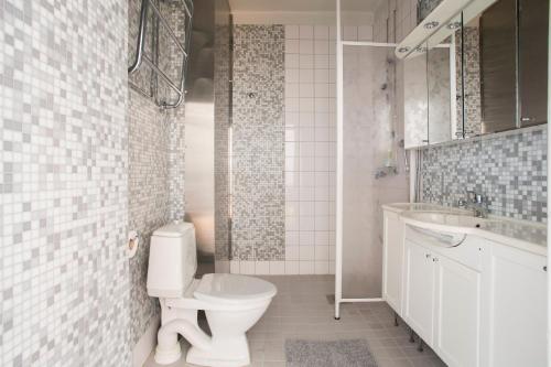 Ванная комната в 2ndhomes Gorgeous 2BR apartment by the Esplanade Park