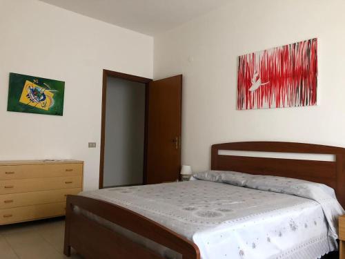 ein Schlafzimmer mit einem Bett und einem Wandgemälde in der Unterkunft Casa Francesca in Badolato