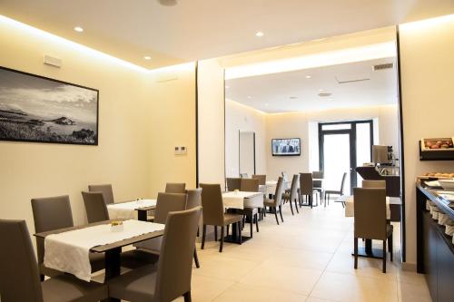 una sala da pranzo con tavoli e sedie di Hotel Palazzo Argenta a Napoli