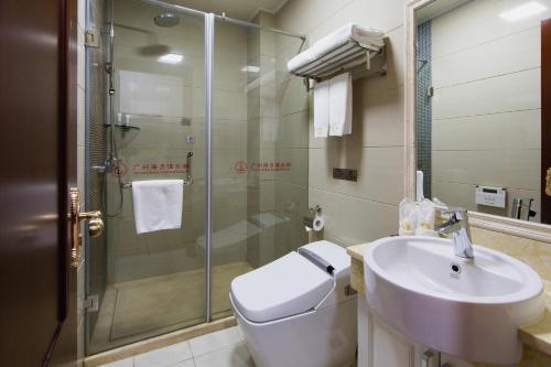 廣州的住宿－廣州海員俱樂部，浴室配有卫生间、盥洗盆和淋浴。
