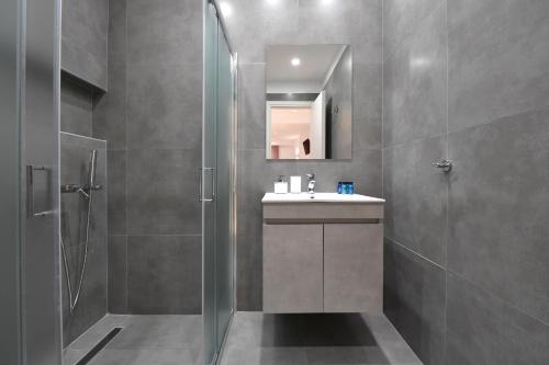 Bilik mandi di Harmony Apartments