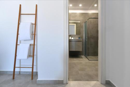 Bilik mandi di Harmony Apartments