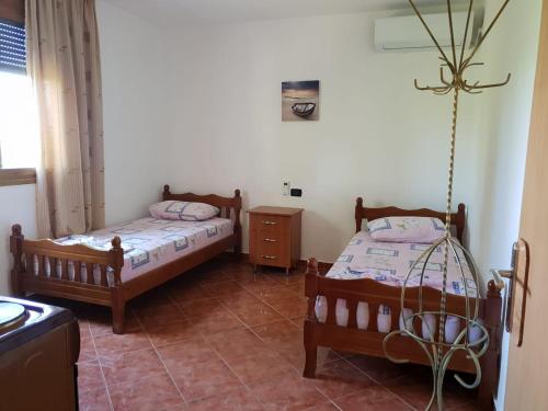 Zimmer mit 2 Betten in einem Zimmer in der Unterkunft Vila Gridi- Apartamente me Qera in Spille