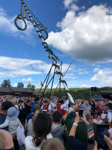 Eine Menge Leute stehen vor einem Konzert in der Unterkunft Sälengården in Vörderås