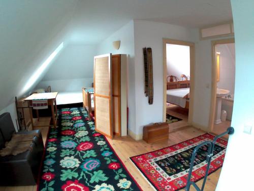 ein Wohnzimmer mit Kühlschrank und Teppich in der Unterkunft Casa Pintea - Bucovina in Kloster Humor