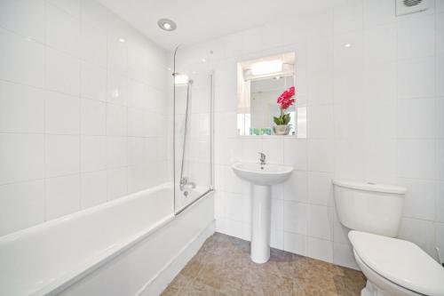 ロンドンにある2 Bed Cosy Apartment in Central London Fitzrovia FREE WIFI by City Stay Aparts Londonの白いバスルーム(トイレ、シンク付)