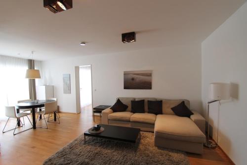 ein Wohnzimmer mit einem Sofa und einem Tisch in der Unterkunft Park Linné Management GmbH in Köln