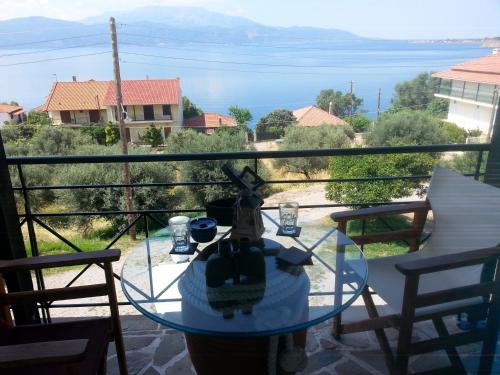 een tafel op een balkon met uitzicht op het water bij Peggy's house in Monastiraki