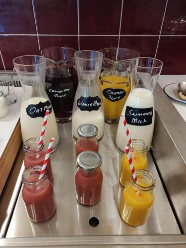 Un montón de diferentes tipos de batidos en un mostrador. en Rokeby Manor, en Invergarry