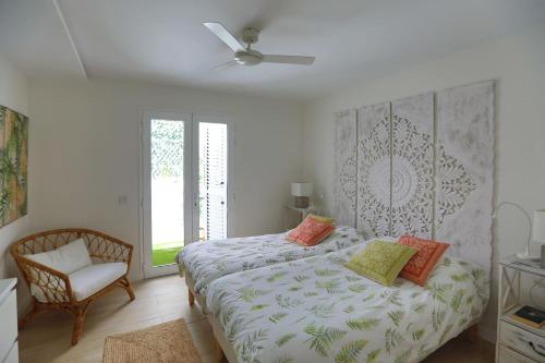 a bedroom with a bed and a ceiling fan at Villa con piscina en Pasito PM34 in Pasito Blanco