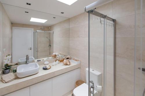 a bathroom with a sink and a shower at Villa con piscina en Pasito PM34 in Pasito Blanco
