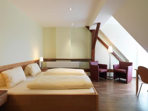 A bed or beds in a room at Weingut Skoff Original