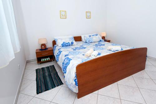 Un dormitorio con una cama grande con marco de madera. en Villa Istria, en Poreč