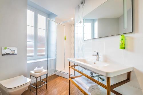 uma casa de banho com um lavatório e um WC em Best Western Hôtel de France em Bourg-en-Bresse