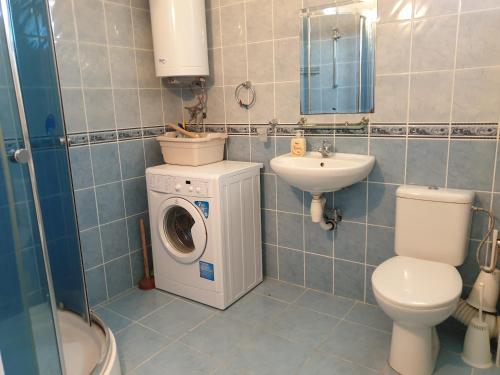 apartament Sea Star في بايالا: حمام مع غسالة ومغسلة