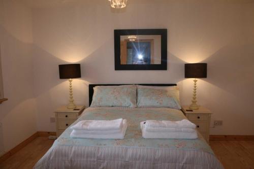 En eller flere senge i et værelse på Drumcoura Lake Resort, Pet Friendly, Wifi, SKY TV, 4 Bedrooms, 2 reception rooms