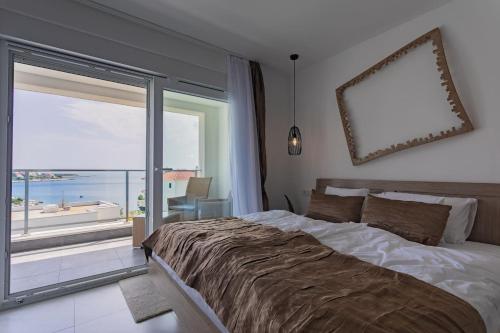 Postel nebo postele na pokoji v ubytování Villa Compass; Luxury experience in natural bay.