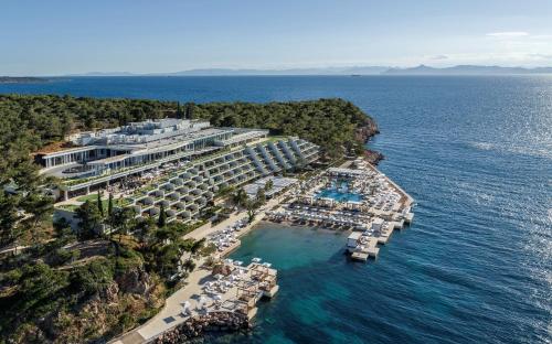 uma vista aérea de um resort no oceano em Four Seasons Astir Palace Hotel Athens em Atenas