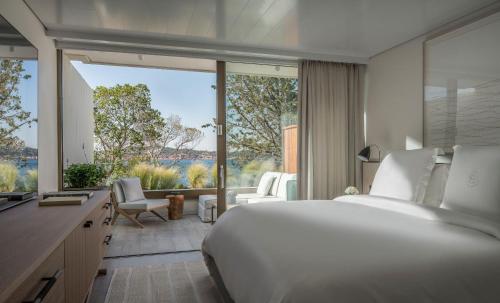 Кровать или кровати в номере Four Seasons Astir Palace Hotel Athens