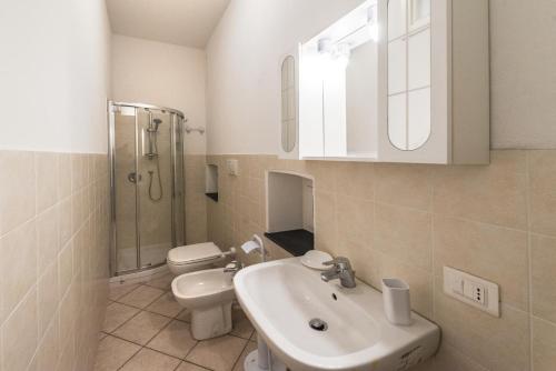 La salle de bains est pourvue d'un lavabo, de toilettes et d'une douche. dans l'établissement Finalborgo - Casa Nanetti 6 posti in centro, à Finale Ligure