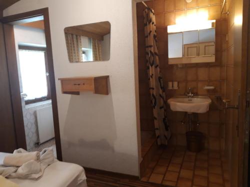 a bathroom with a sink and a mirror at Junser Gasthausl in Tux