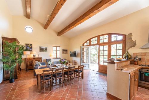 une cuisine ouverte et une salle à manger avec une table et des chaises dans l'établissement Les Gites du Chateau St Jacques d'Albas, à Laure-Minervois
