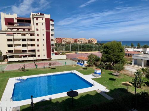 Výhled na bazén z ubytování Beach apartment El Faro nebo okolí
