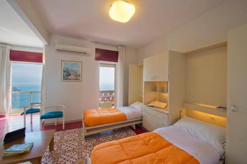 1 Schlafzimmer mit 2 Betten und Meerblick in der Unterkunft Appartamento Belvedere in Amalfi