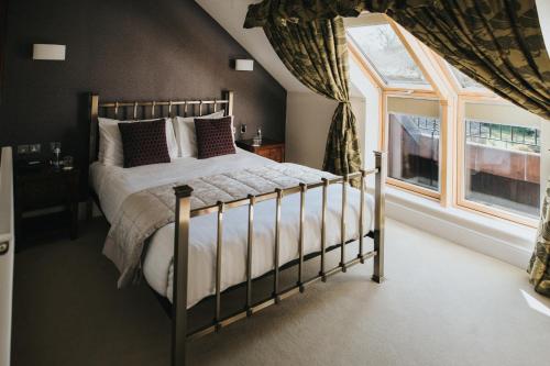 A bed or beds in a room at Hall Farm Hotel And Restaurant