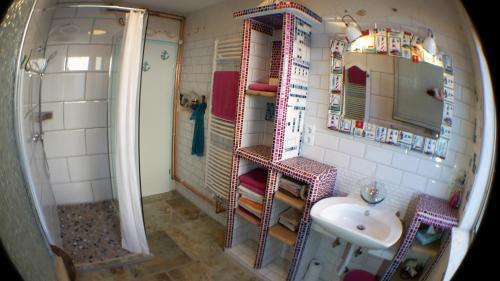 a small bathroom with a sink and a shower at Gästewohnung Tausendschön in Hargesheim