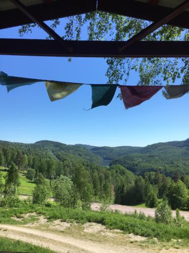 a view of the mountains from under a gazebo at Utsiktens turistgård in Järkvitsle