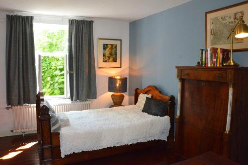 a bedroom with a bed and a window at B&B Gerlachus in Valkenburg