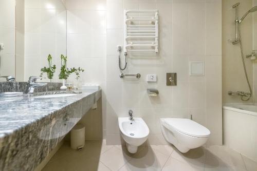 Vonios kambarys apgyvendinimo įstaigoje Artis Centrum Hotels