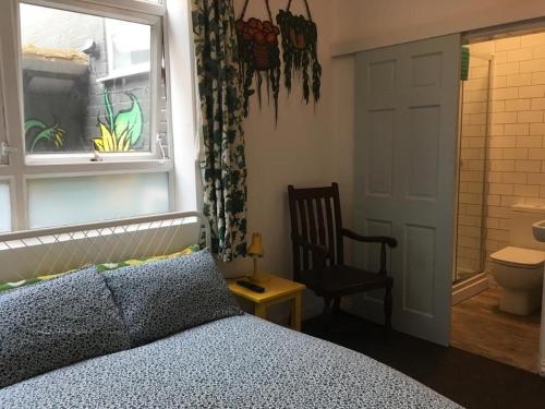 ノッティンガムにあるイグルー ハイブリッドのベッドルーム1室(ベッド1台、窓、椅子付)