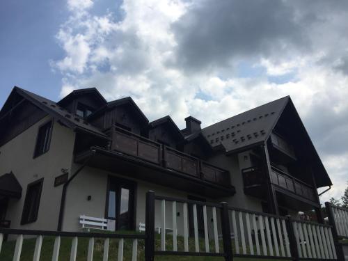 a house with a fence in front of it at Pieninski Mak. in Szczawnica
