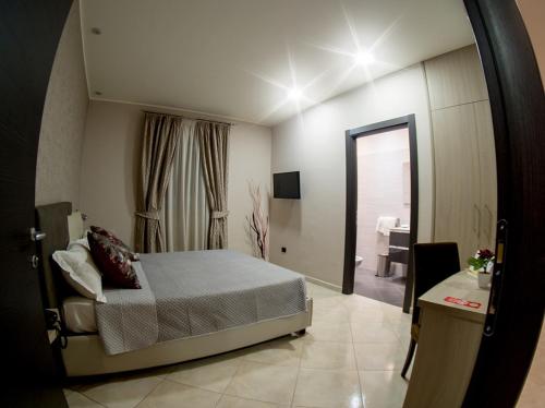 ein Schlafzimmer mit einem Bett und Blick auf ein Badezimmer in der Unterkunft L'INCANTO in Neapel