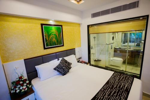 Giường trong phòng chung tại The Renai Cochin